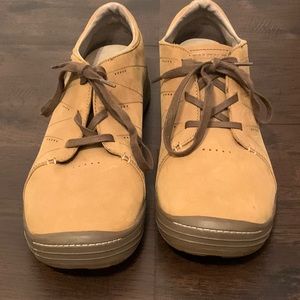 SALOMON WALKING SHOES 9.5